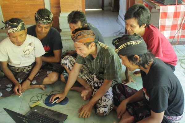 Pelatihan Internet BBC di Banjar Serongga
