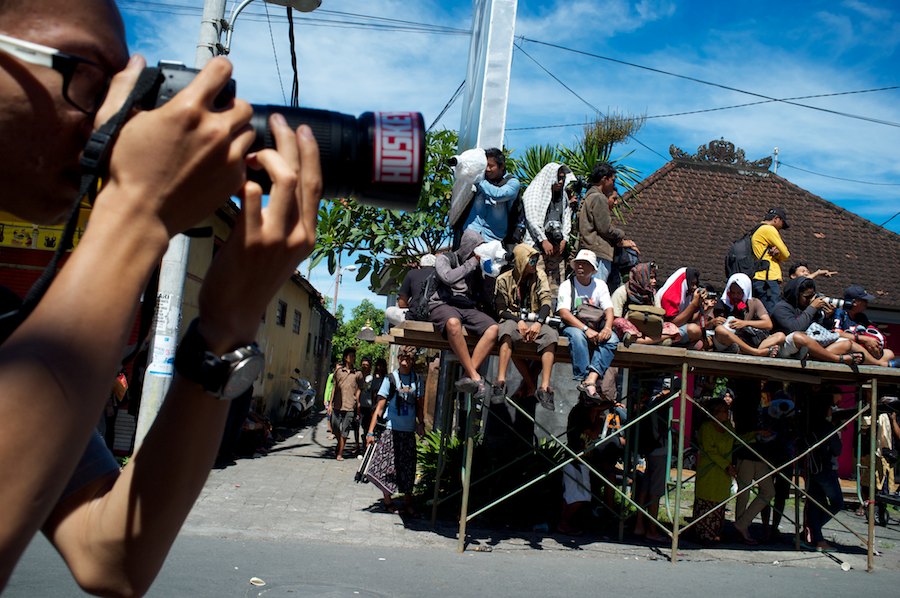 Fotografer bersiap-siap merekam momen omed-omedan yang terjadi sekali setahun.