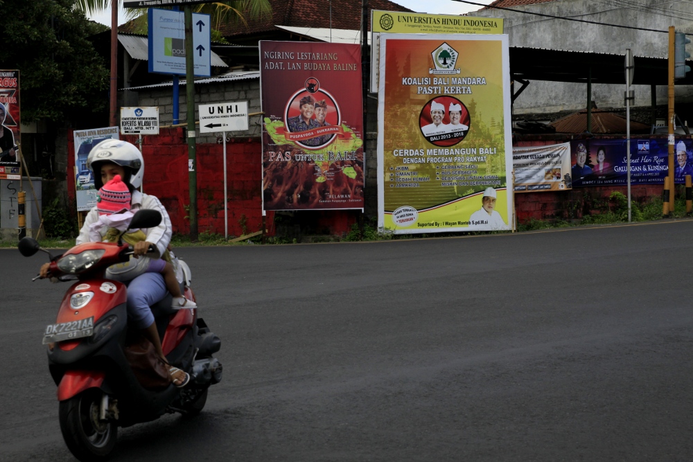 Maraknya baliho para cagub Bali justru mengotori wajah kota Denpasar. Foto Anton Muhajir.