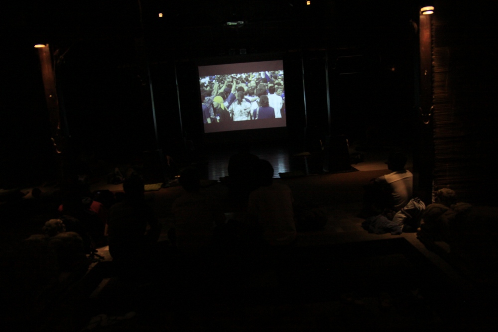 Nonton bareng film "Di Balik Frekuensi" di Denpasar, Bali. Foto Anton Muhajir.