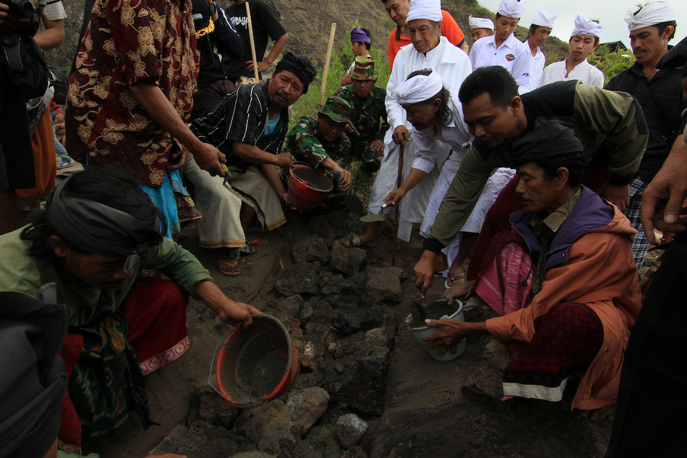 peletakan batu pertama prasasti geopark di puncak gunung batur