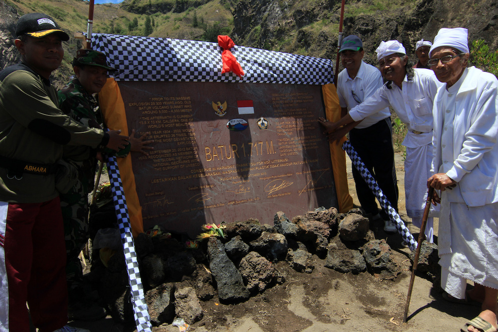 peresmian peletakan prasasti geopark di puncak gunung batur 1