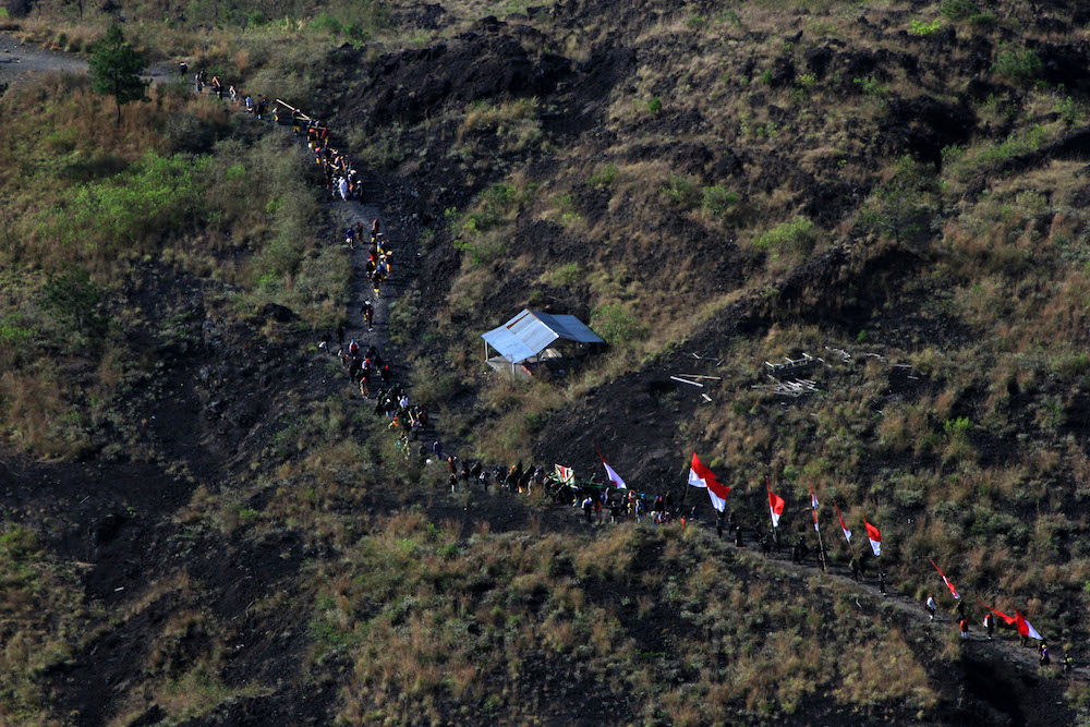 proses membawa prasasti geopark ke puncak gunung batur 1