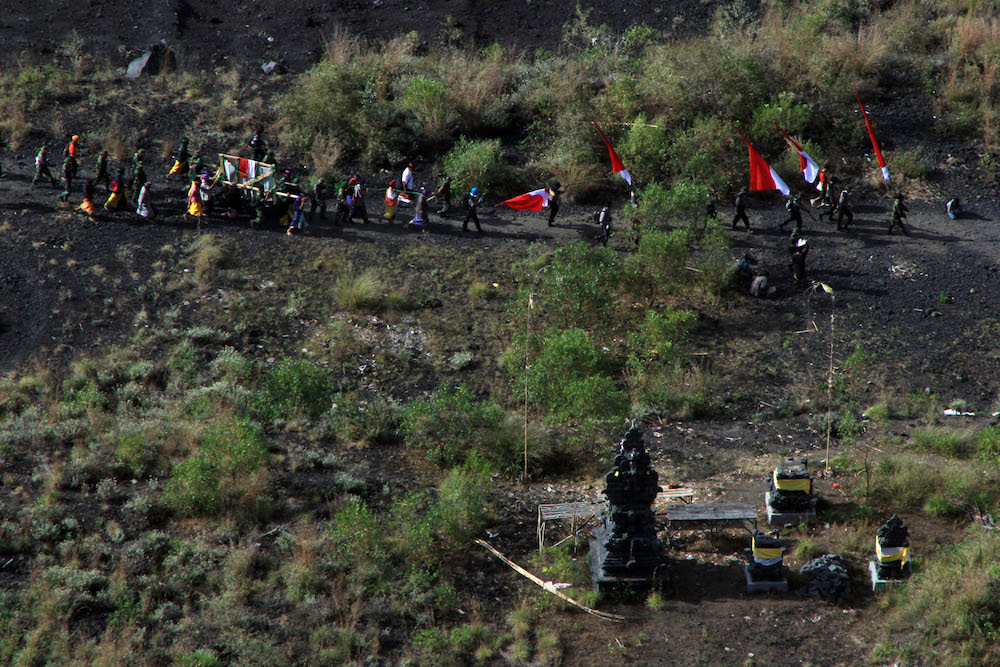 proses membawa prasasti geopark ke puncak gunung batur 2