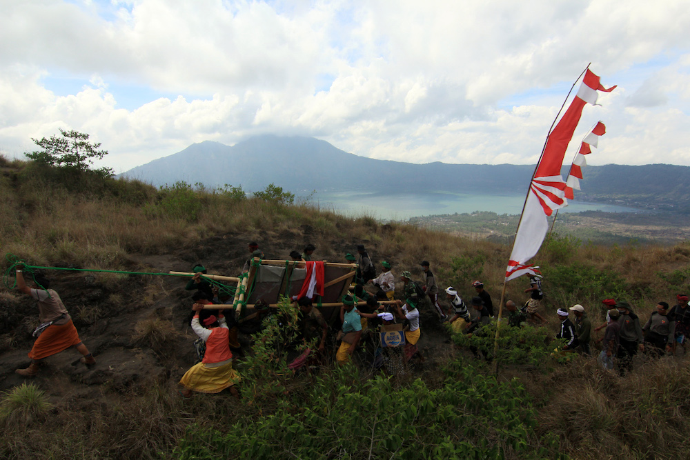 proses membawa prasasti geopark ke puncak gunung batur 4