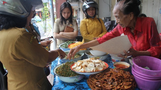 melayani pelanggan