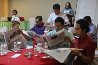 Penyedia layanan Jaminan Kesehatan Nasional di Bali belajar menganalisis berita di media.