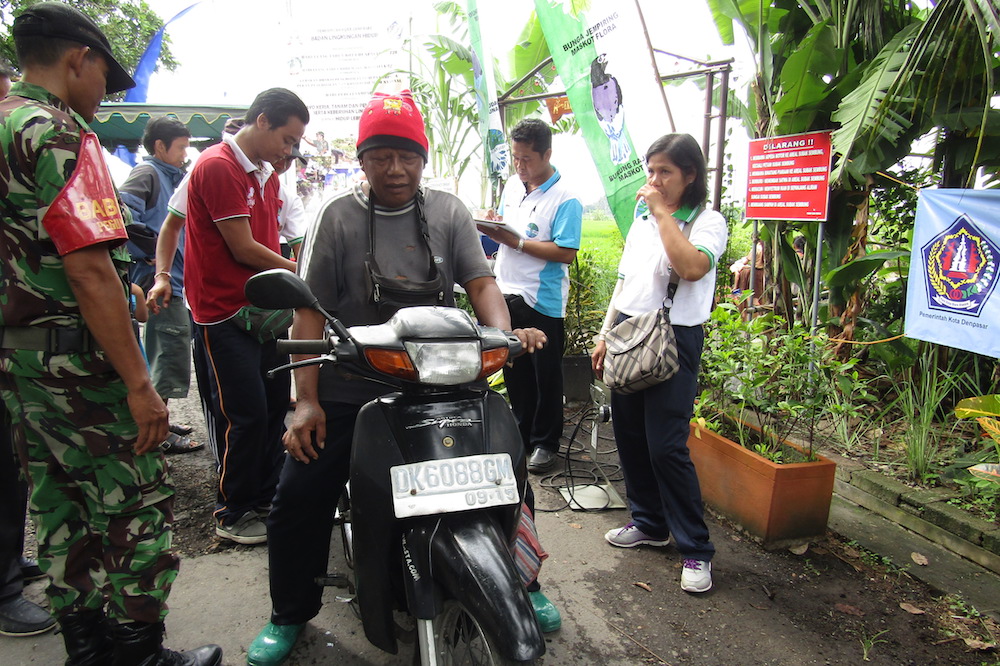 Pengujian emisi kendaraan bermotor di Denpasar. Foto Happy Ari