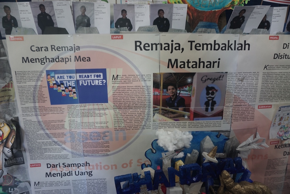 Ilustrasi kegiatan lomba koran dinding di SMA 3 Denpasar.