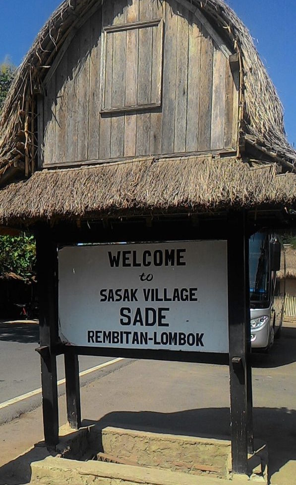 Papan nama Desa Sade
