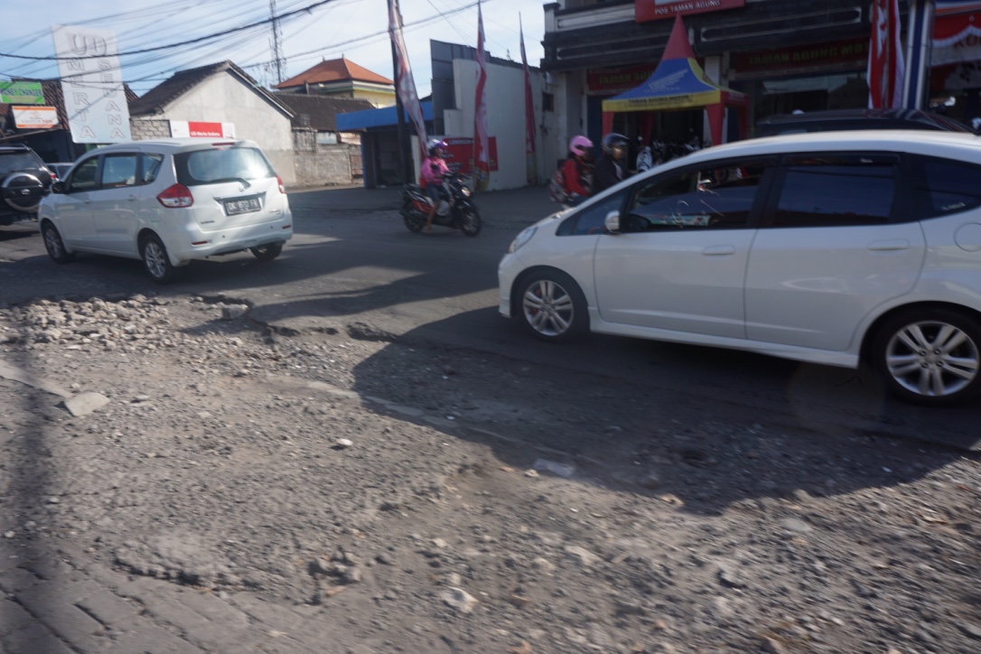 Jalan rusak di Kerobokan - Canggu membahayakan para pengguna jalan. Foto Luh De Suriyani.