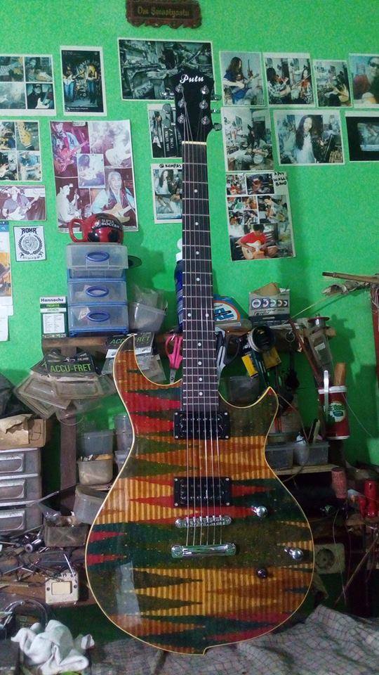 Gitar karya Putu Parker yang menggunakan kain rangrang sebagai aksesoris. Foto Wayan Sukadana.