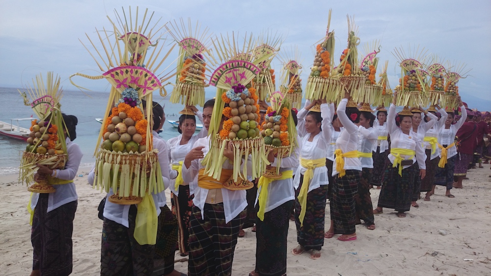 Parade budaya pada hari kedua Festival Nusa Penida 2016. Foto Ahmad Muzakky.