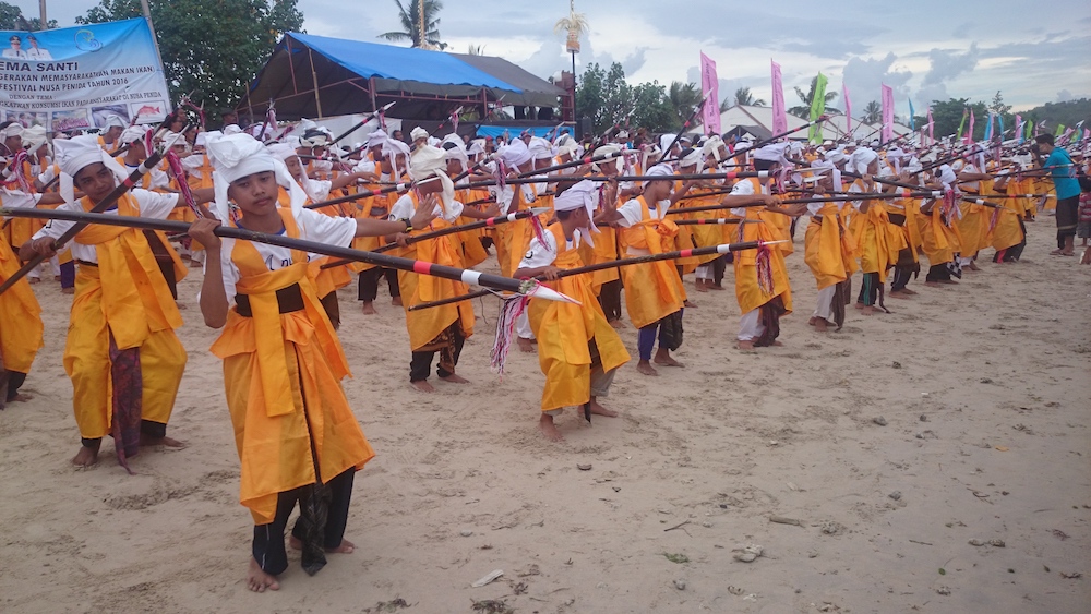 Tari baris oleh 1000 penari meramaikan pembukaan Festival Nusa Penida 2016. Foto Ahmad Muzakky.