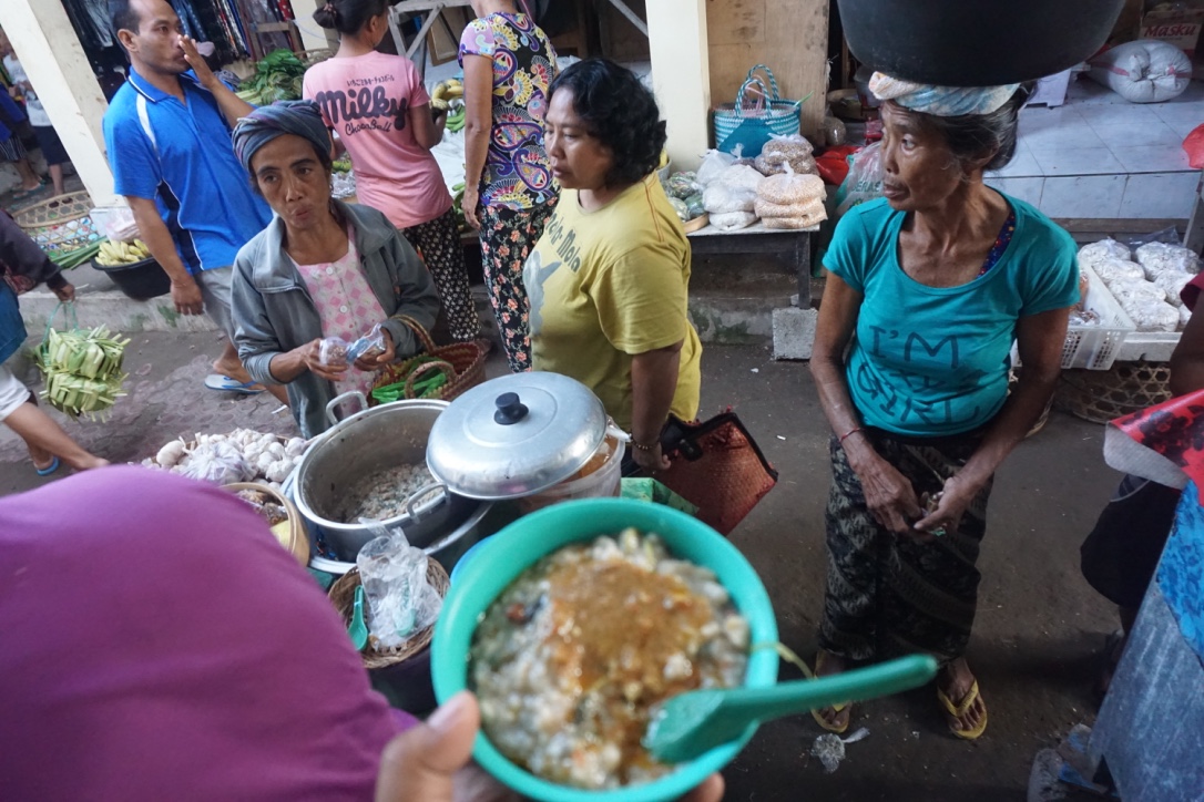 Pasar Mentigi menawarkan petualangan kuliner khas Nusa Penida. Foto Luh De Suriyani. 