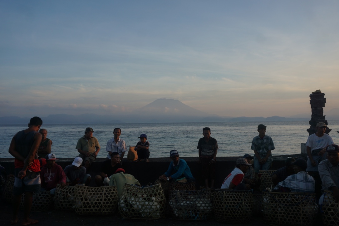 Suasana pagi di Pasar Mentigi Nusa Penida dengan latar belakang Gunung Agung. Foto Luh De Suriyani.