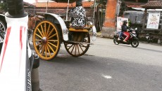 Made Padang sedang duduk di atas Dokarnya sembari menunggu Nona Nona angkatan 45